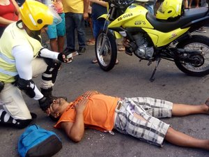 Homem fica ferido após colisão e é socorrido por agentes do Ronda no Bairro