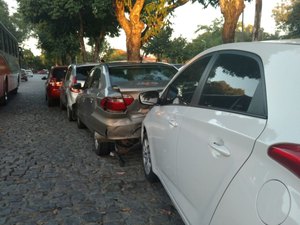 Motorista causa engavetamento envolvendo cinco carro na Ufal