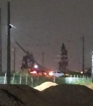Carro colide e derruba poste de energia na rodovia AL-220 em Arapiraca