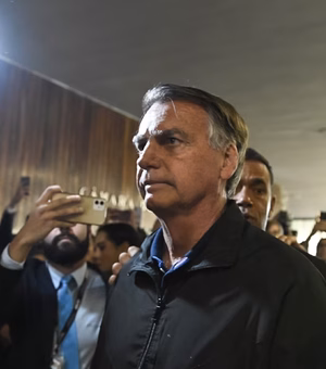 Bolsonaro mostra tornozeleira e diz: “o que vale para mim é a lei de Deus”