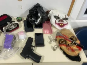 Falso entregador usava máscara e mochila para enganar vítimas durante assaltos