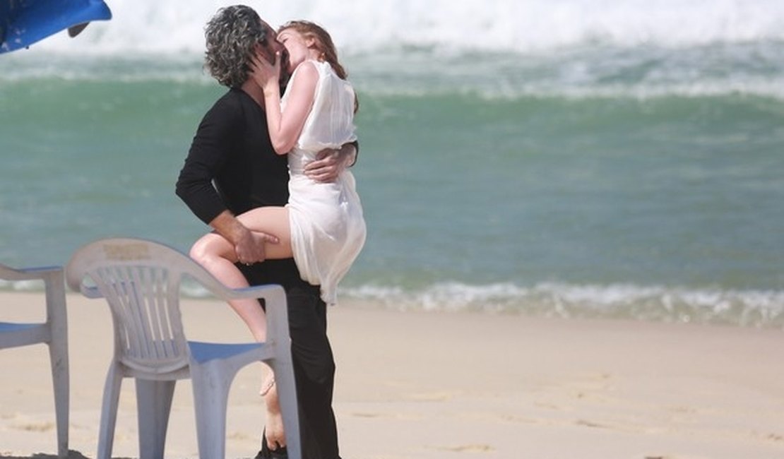 Alexandre Nero e Marina Ruy Barbosa beijam muito em gravação