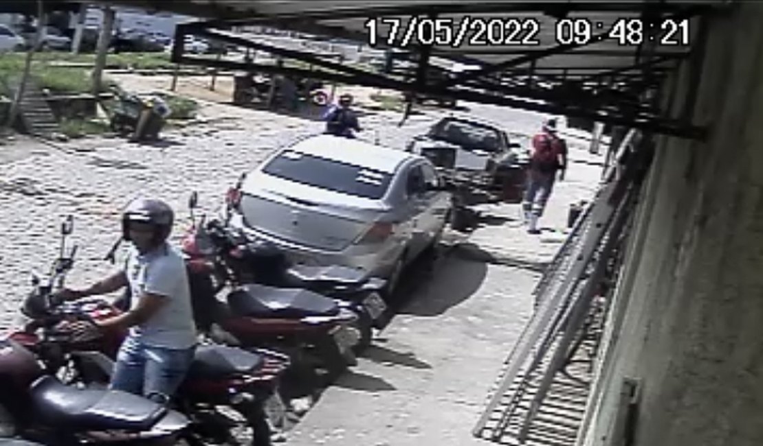 Câmeras de segurança flagram furto de motocicleta no bairro Cacimbas, em Arapiraca
