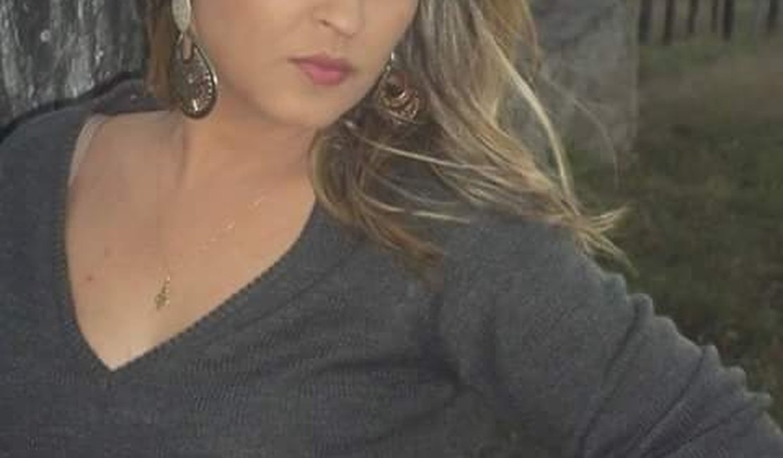 Cantora colide de frente contra caminhão e morre no local do acidente