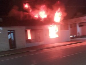 [Vídeo] Incêndio atinge residência de policial militar em Porto Real do Colégio