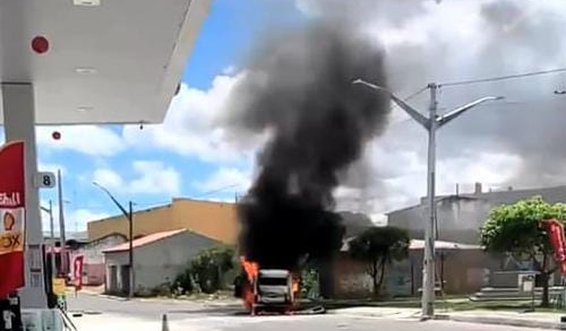 Kombi pega fogo e bombeiros apagam chamas do veículo em Delmiro Gouveia