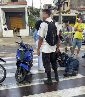 [Vídeo] Homem sofre queda de moto e é socorrido no Guaxuma