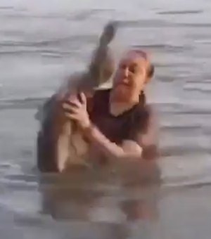 Mulher confunde “tronco” e pega jacaré sem querer; vídeo viraliza