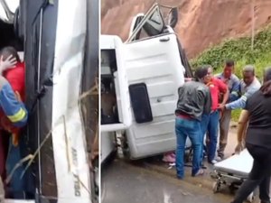 Caminhão tomba deixando motorista ferido preso em cabine; bombeiros são acionados