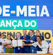 Ao lado de Lula, Rafael Brito comemora regulamentação do Pé de Meia, programa inspirado no Cartão Escola 10, de AL
