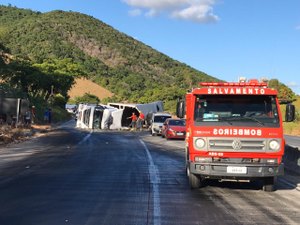 Carreta com carga de azeite tomba e tem carga saqueada na BR-101