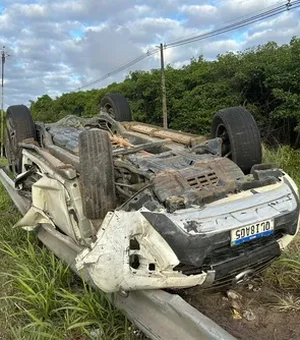 SW4 capota na AL-101 Sul após motorista perder controle em curva