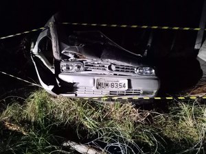 Após veículo capotar na AL-101, duas pessoas morrem e três ficam feridas