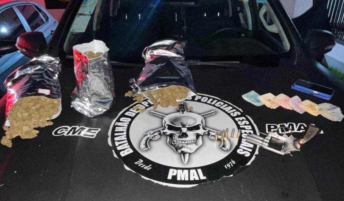 Operações da PM apreendem armas, drogas e recuperam moto roubada em bairros de Maceió