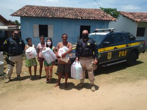 PRF entrega doações a indígena que com paralisia cerebral em Porto Real do Colégio