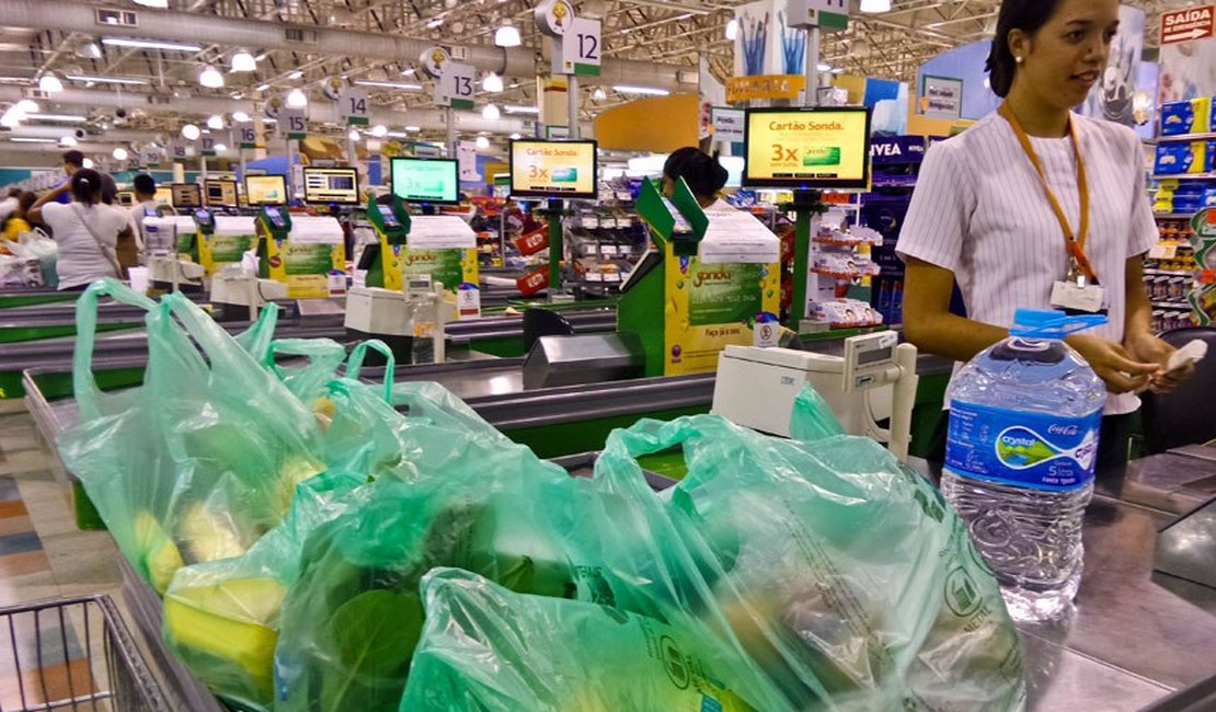 Projeto na Câmara de Maceió proíbe supermercados de cobrar por sacolas plásticas