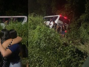 [Vídeo] Ônibus que saiu pista e caiu em área de mata na AL-101 transportava estudantes do Pilar