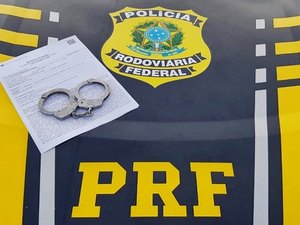 PRF prende homem com mandado de prisão em aberto por roubo em Estrela De Alagoas