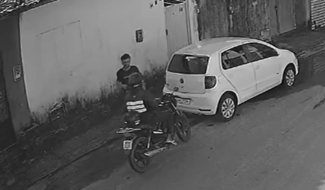 Câmeras flagram homem com uniforme de motoboy praticando assaltos no Benedito Bentes