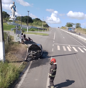 Carro fica destruído após pegar fogo em frente à entrada de Limoeiro de Anadia, na AL-220