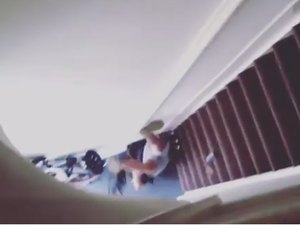 [Vídeo] Por atraso no check-out, hóspede é empurrada da escada