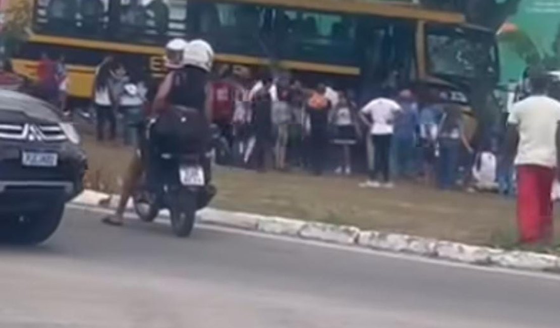 Ônibus escolar colide com árvore em Paulo Afonso-BA