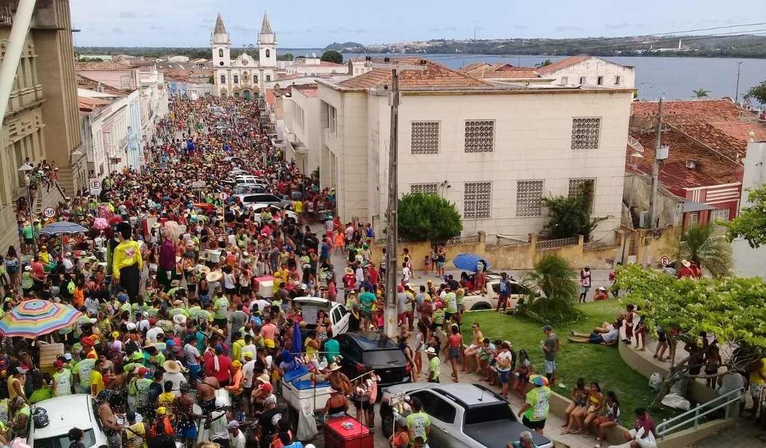 Ovo da Madrugada homenageia Liceu de Penedo no desfile de Carnaval 2025