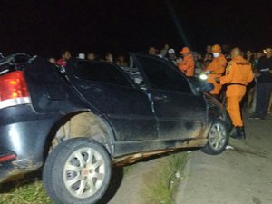 Colisão entre carro e micro-ônibus deixa vítima fatal na AL-115