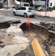 Buracos em via dificultam passagem de veículos na Avenida Sandoval Arroxelas