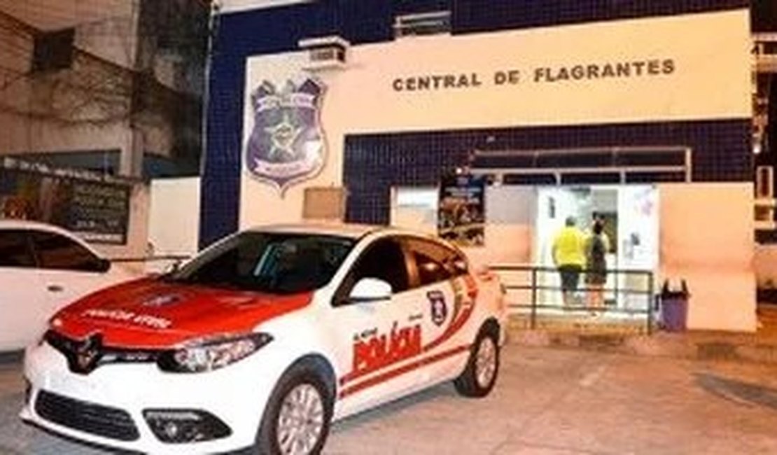 Jovem é preso após furtar celular em frente a restaurante em Maceió