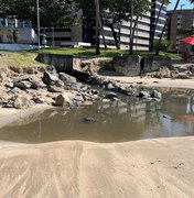 Praia da Ponta Verde é alvo de despejo irregular de esgoto residencial, em Maceió