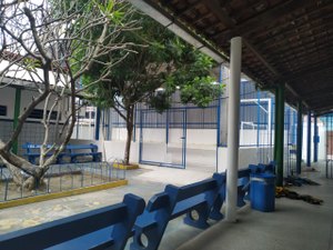 Prefeitura recupera quadras de escolas no Jacintinho e Ponta Verde
