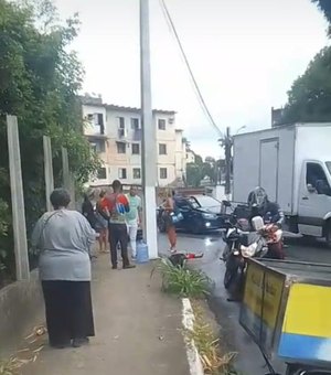 Entregador morre após bater moto contra poste no ﻿Conjunto José Tenório