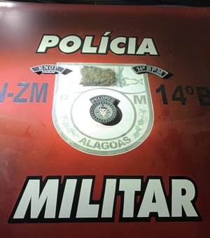 Jovens tentam fugir de abordagem policial e descartam entorpecente em Messias