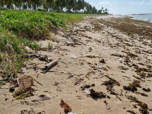 Correntes marinha espalham lixo em praias de Porto de Pedras