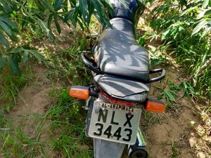 Após denúncia, Policia Militar  recupera moto abandonada sem as rodas em Arapiraca  