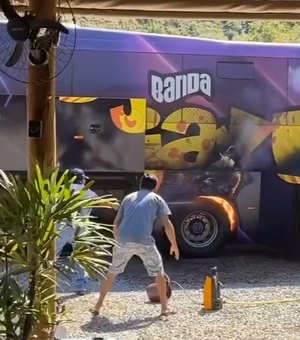 Ônibus das bandas Djavú e Banda do Forró é destruído em incêndio