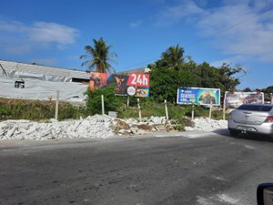 Empresa é autuada por jogar entulho em via pública e pode ser multada em R$ 15 mil