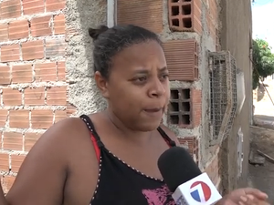 [Vídeo] Moradores de residencial em Arapiraca reclamam de tubulação estourada