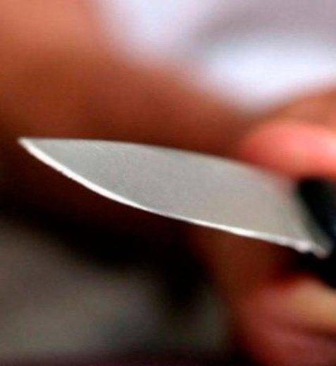 Mulher esfaqueia ex-namorado durante briga com o atual e termina presa em Maceió