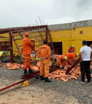 [Vídeo] Teto de estabelecimento cai e deixa duas pessoas feridas em Marechal Deodoro