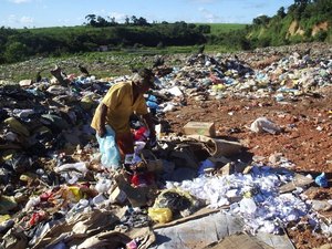 Feto é abandonado dentro de caixa de papelão em Penedo