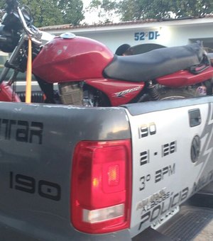 Polícia Militar recupera moto roubada com menor e condutor foge, em Arapiraca
