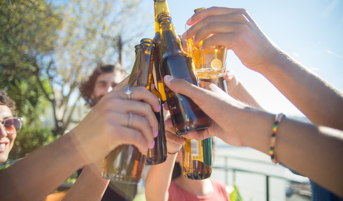 Saiba os perigos de misturar medicamentos e bebida alcoólica no carnaval