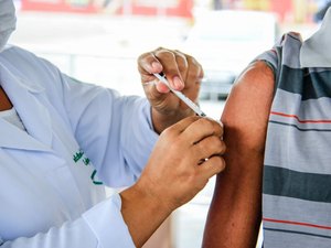 Maceió inicia vacinação contra a gripe para professores e adultos acima de 55 anos