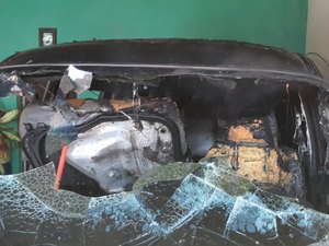 Bombeiros são acionados para conter incêndio em veículo dentro de residência