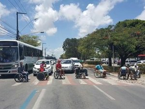 Cadeirantes quebram calçadas em protesto contra falta de acessibilidade em avenida