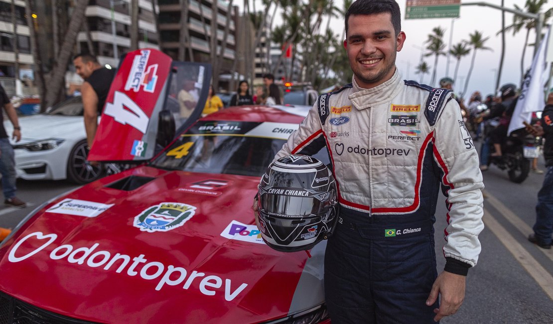 JHC faz passeio com carro da Nascar Brasil pela orla e destaca qualidade das vias da capital