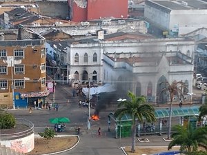 [Vídeo] Ambulantes bloqueiam ruas do Centro contra reordenamento