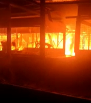 [Vídeo] Incêndio destrói barracas no mercado da produção na noite desta sexta-feira (07)